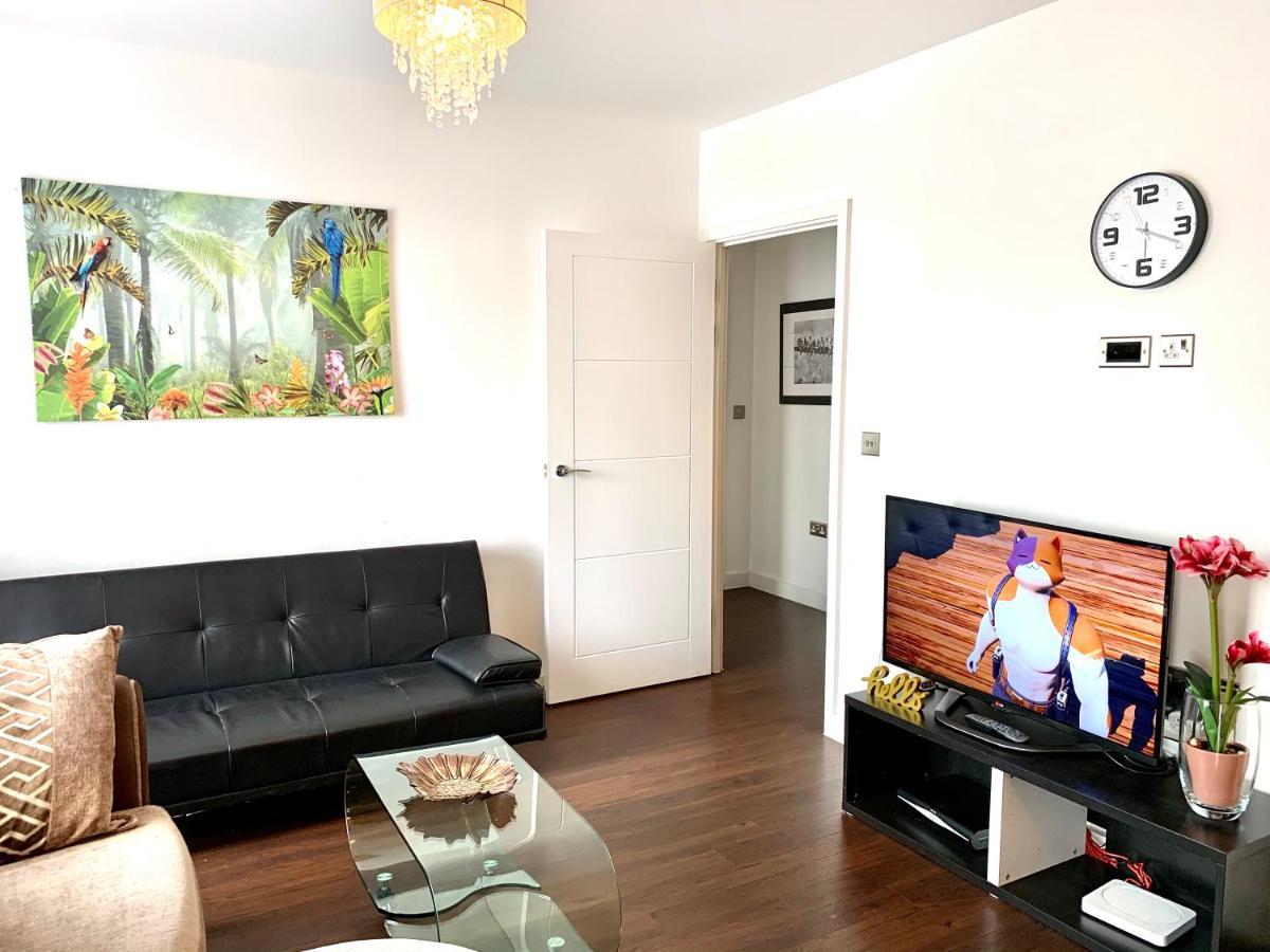 2-Bedrooms Modern Apartment Next To Velodrome, Lounge, Balcony, Parking, Abba London Exteriör bild