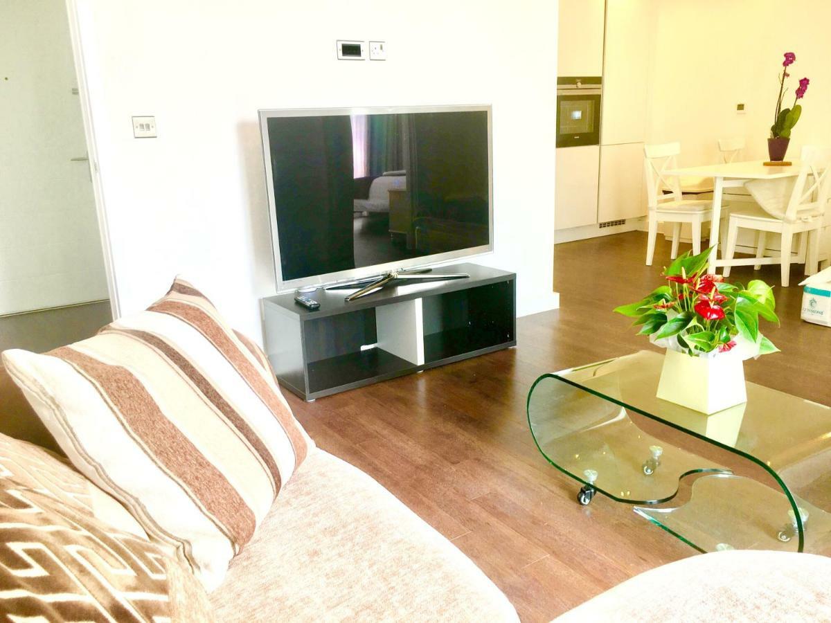 2-Bedrooms Modern Apartment Next To Velodrome, Lounge, Balcony, Parking, Abba London Exteriör bild